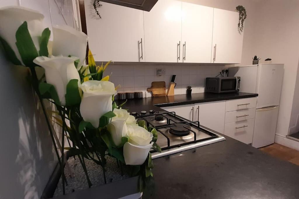 Spacious 4 Bedroom, Free Netflix, Central Location Cardiff Exterior photo