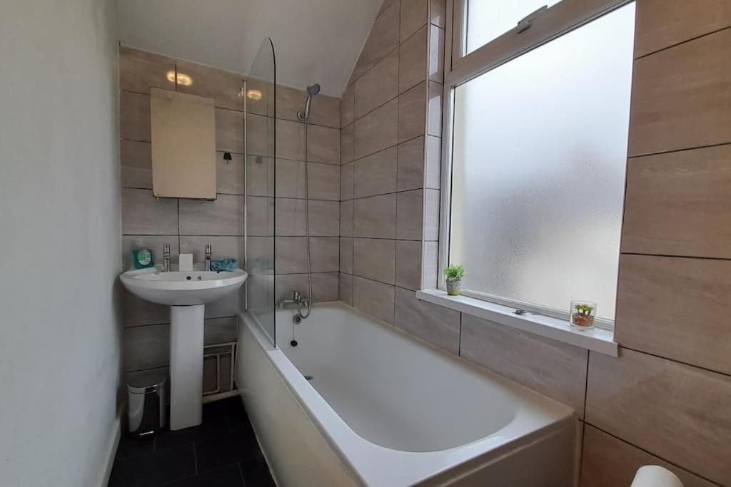 Spacious 4 Bedroom, Free Netflix, Central Location Cardiff Exterior photo