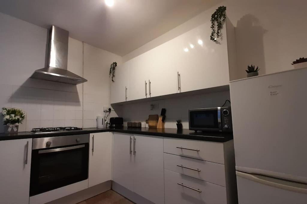 Spacious 4 Bedroom, Free Netflix, Central Location Cardiff Exterior photo